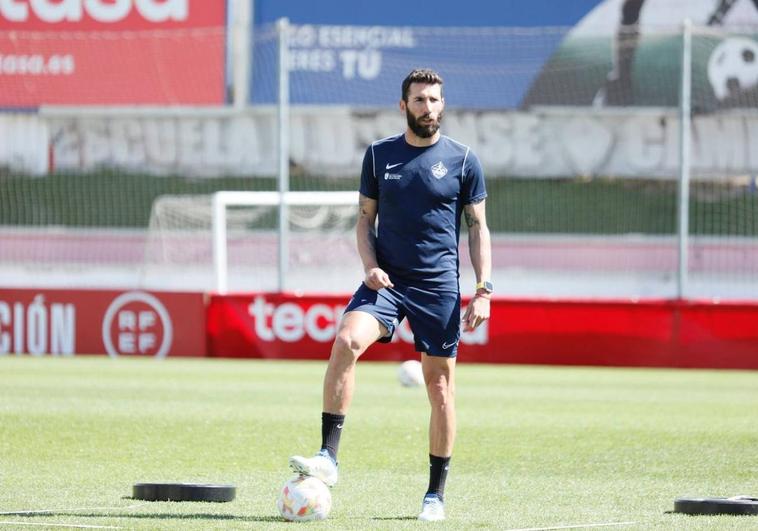Carlos Cuéllar, que pasó por Osasuna, Rangers y Aston Villa, entrenará al Imperial